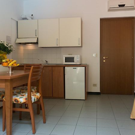 Coccodrillo Hotel & Apartments Вараце Екстериор снимка