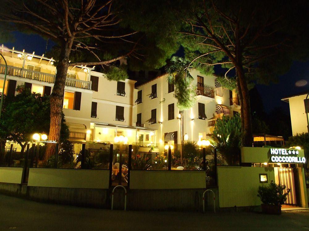 Coccodrillo Hotel & Apartments Вараце Екстериор снимка