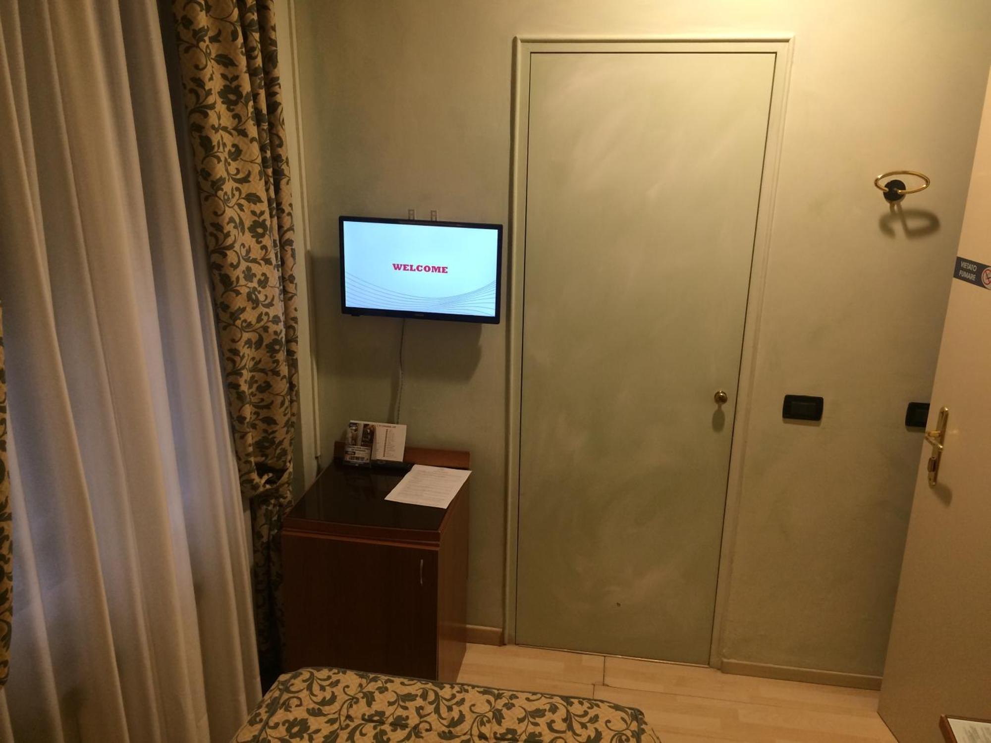 Coccodrillo Hotel & Apartments Вараце Екстериор снимка