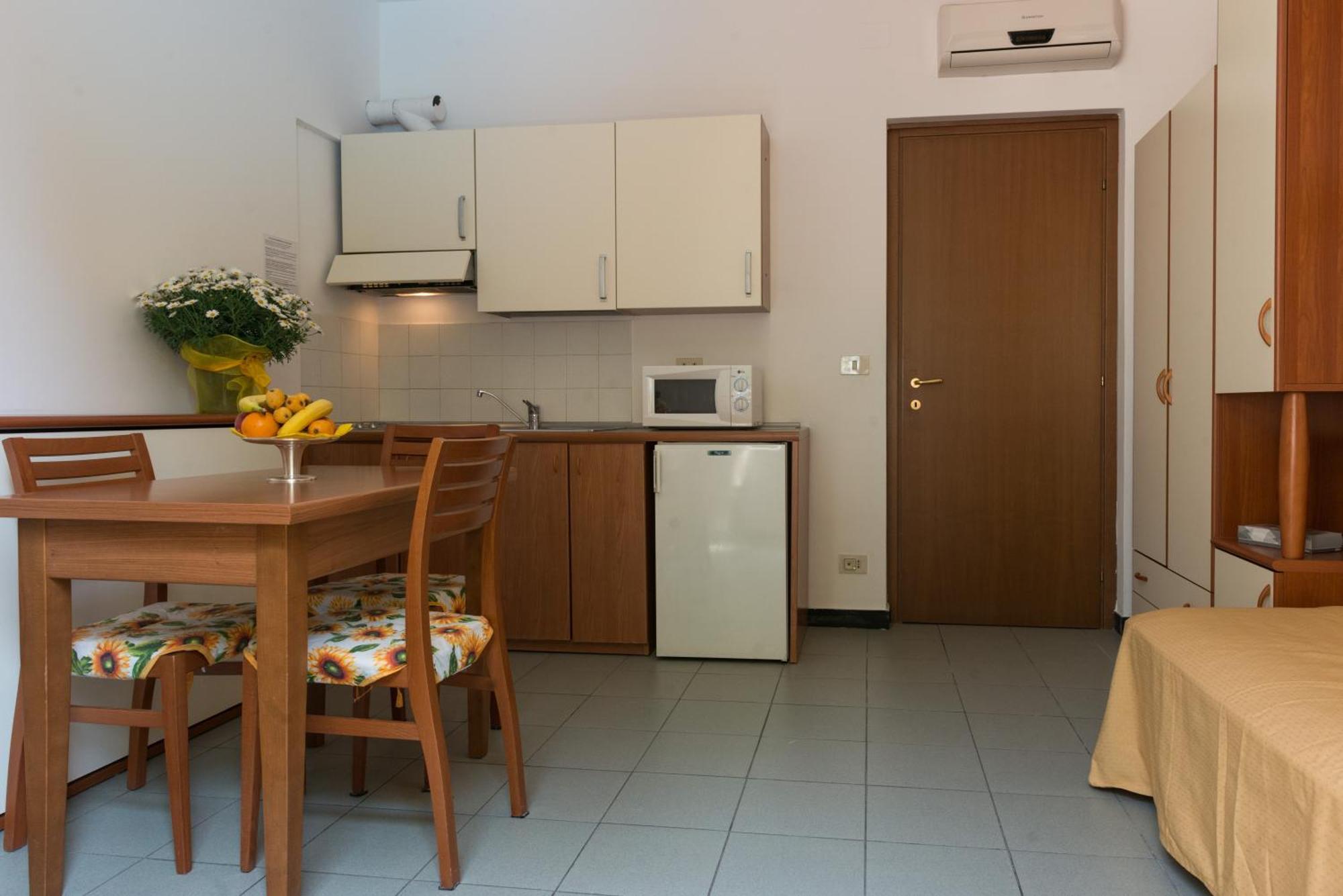 Coccodrillo Hotel & Apartments Вараце Екстериор снимка